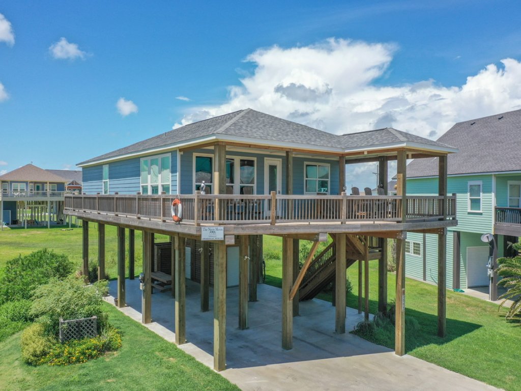 The Neon Moon Vacation Rental in Texas - RedAwning