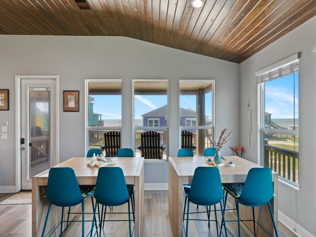 The Neon Moon Vacation Rental in Texas - RedAwning