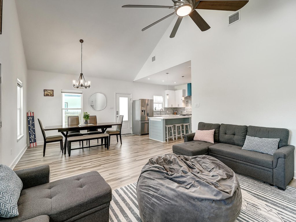 Blue Wave Vacation Rental in Rockport - RedAwning