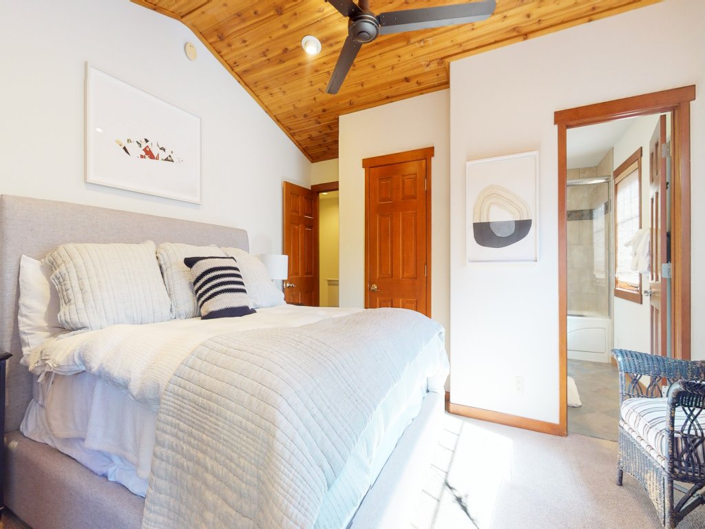 Grayfox 2 Pet-Friendly, 5-Star with Private Hot Tub, 2 Car Garage and Prime Location Vacation Rental in Mammoth Lakes - RedAwning