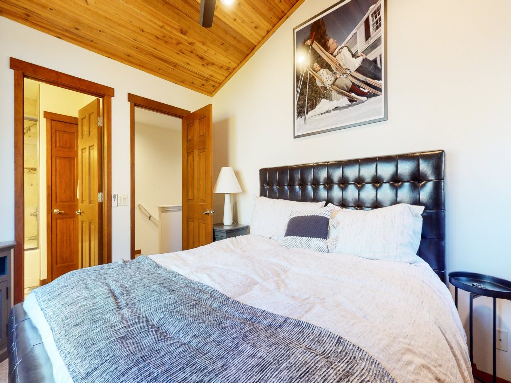 Grayfox 2 Pet-Friendly, 5-Star with Private Hot Tub, 2 Car Garage and Prime Location Vacation Rental in Mammoth Lakes - RedAwning