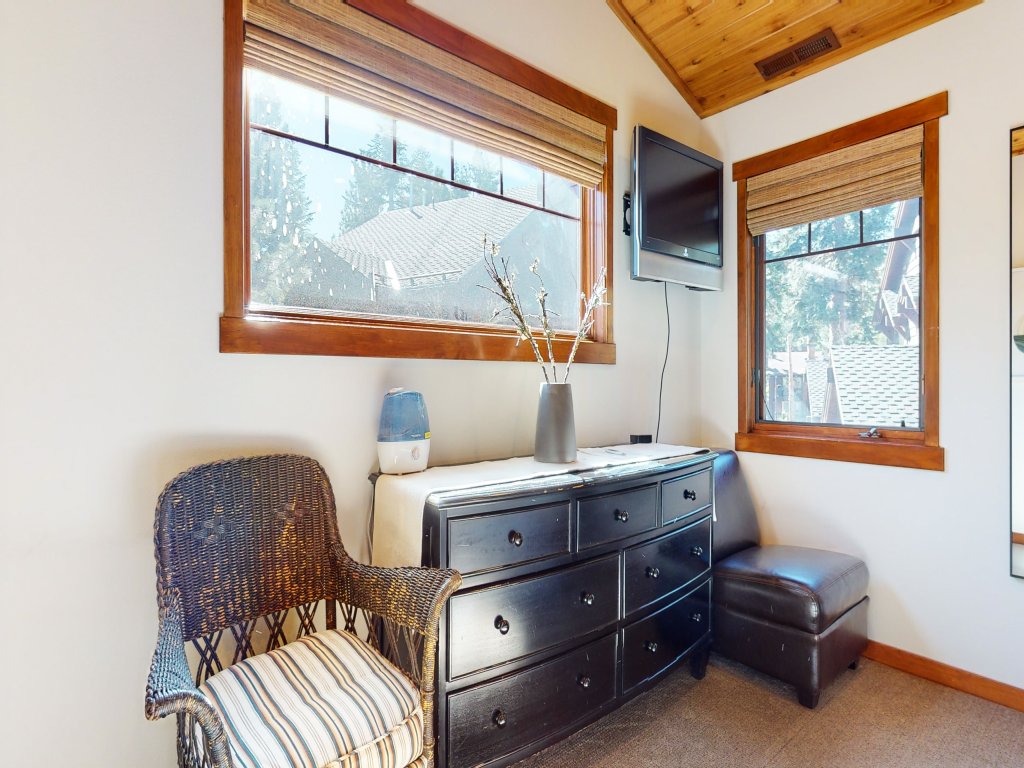 Grayfox 2 Pet-Friendly, 5-Star with Private Hot Tub, 2 Car Garage and Prime Location Vacation Rental in Mammoth Lakes - RedAwning