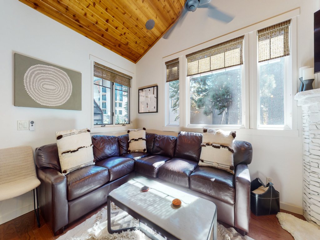 Grayfox 2 Pet-Friendly, 5-Star with Private Hot Tub, 2 Car Garage and Prime Location Vacation Rental in Mammoth Lakes - RedAwning