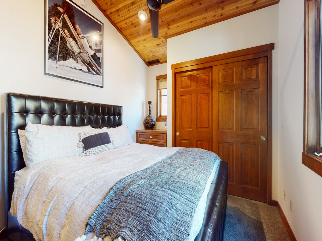 Grayfox 2 Pet-Friendly, 5-Star with Private Hot Tub, 2 Car Garage and Prime Location Vacation Rental in Mammoth Lakes - RedAwning