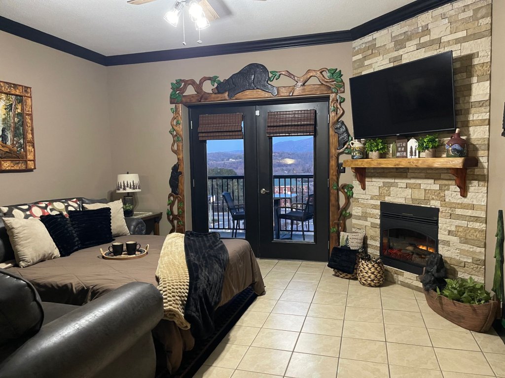 A Bear's Hibernation Vacation Rental in Pigeon Forge - RedAwning