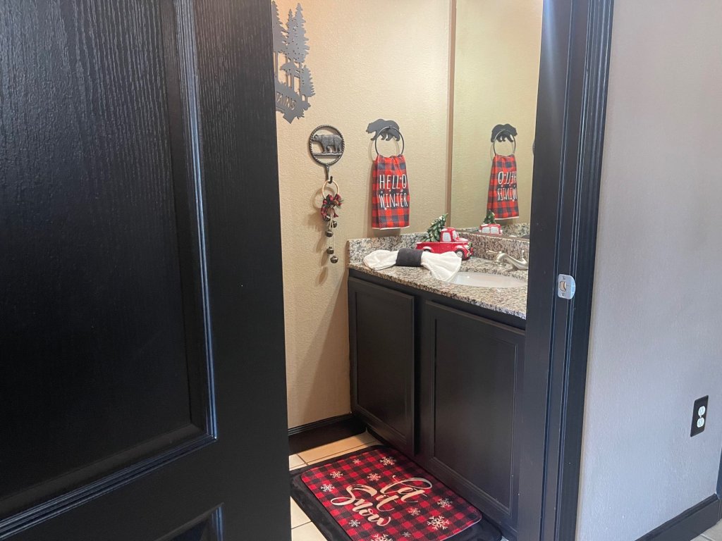 A Bear's Hibernation Vacation Rental in Pigeon Forge - RedAwning