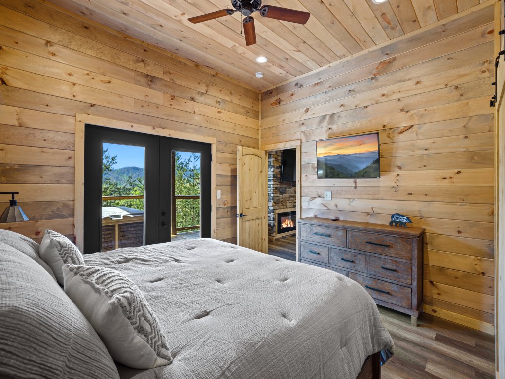 The Hidden Owl Mountain Lodge Vacation Rental in Sevierville - RedAwning