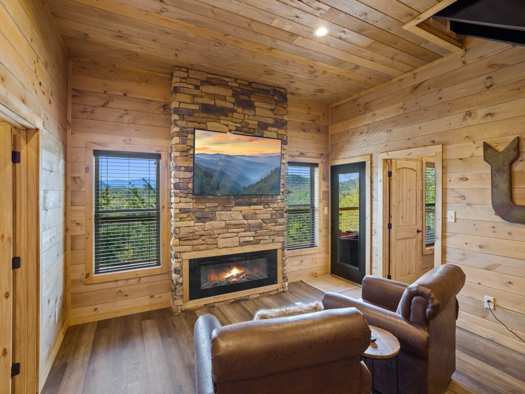 The Hidden Owl Mountain Lodge Vacation Rental in Sevierville - RedAwning