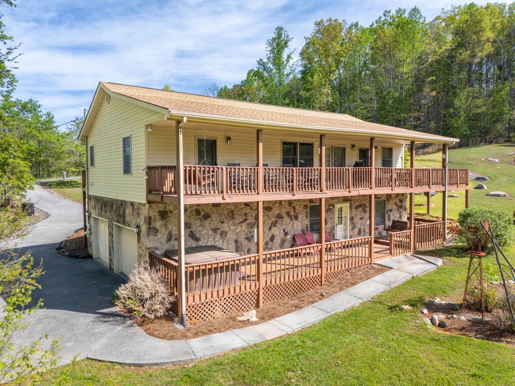 Cove Mountain Rest Vacation Rental in Sevierville - RedAwning