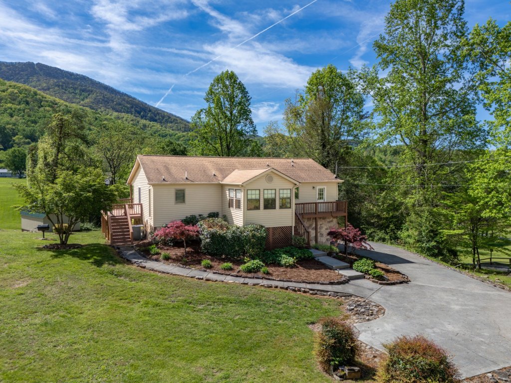 Cove Mountain Rest Vacation Rental in Sevierville - RedAwning