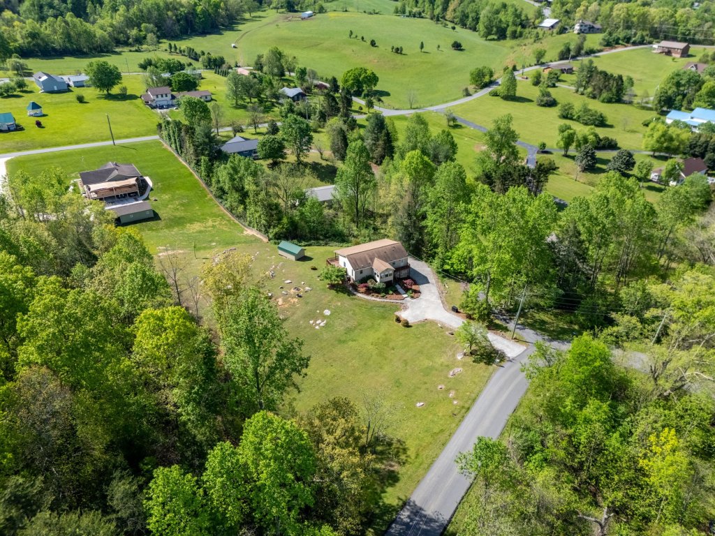 Cove Mountain Rest Vacation Rental in Sevierville - RedAwning