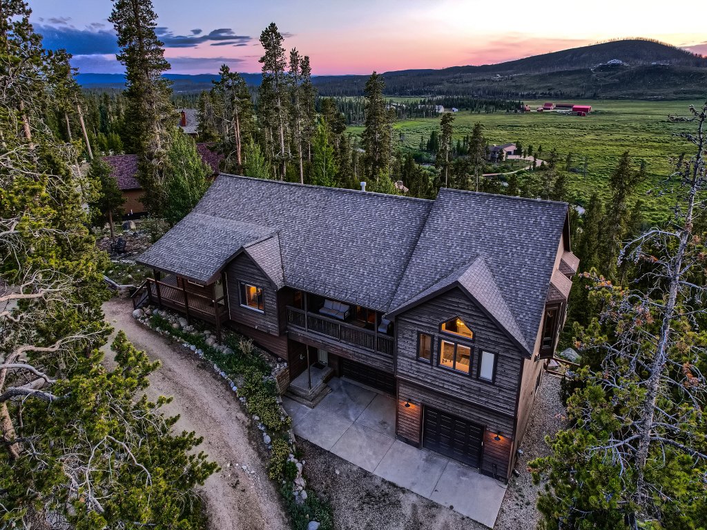 Moose Ridge Cabin Vacation Rental in Grand Lake - RedAwning