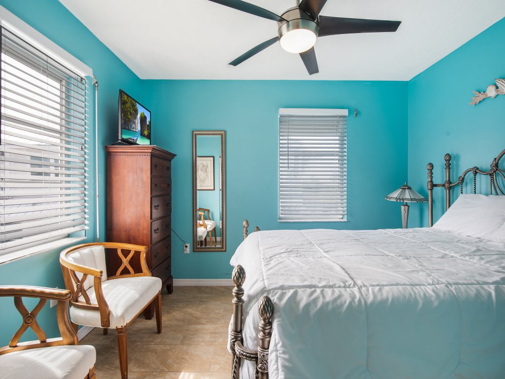 232 South Harbor Drive Up Vacation Rental in Holmes Beach - RedAwning