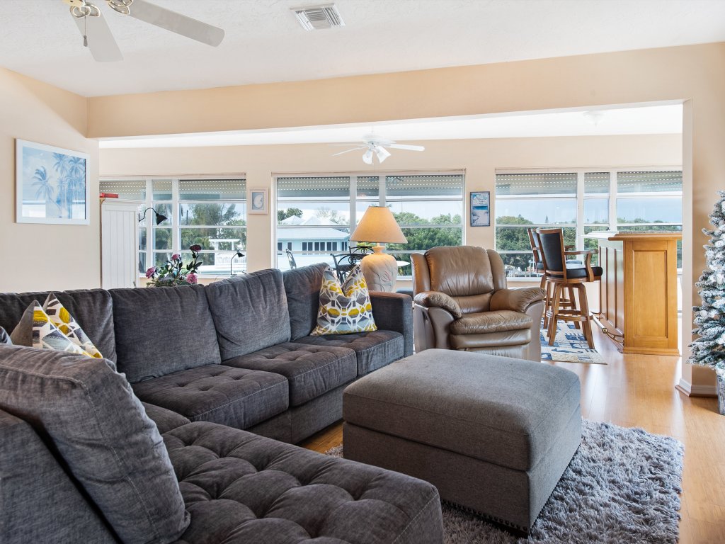 232 South Harbor Drive Up Vacation Rental in Holmes Beach - RedAwning