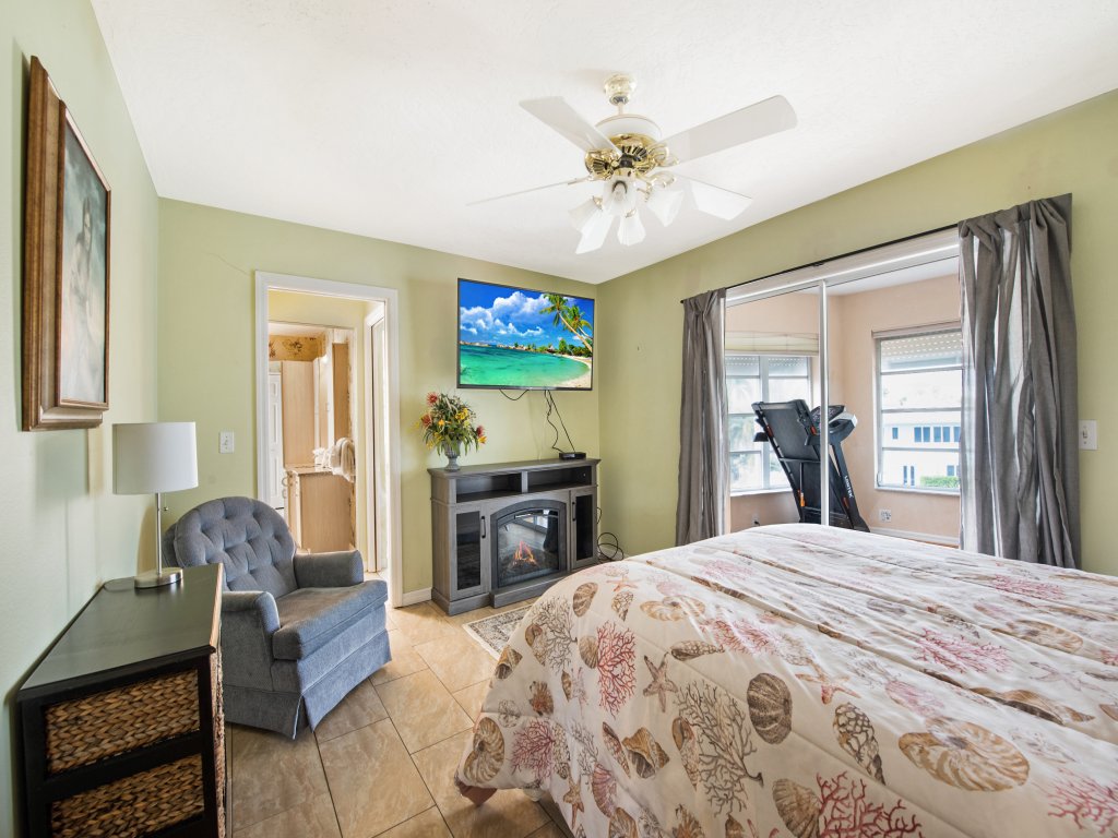 232 South Harbor Drive Up Vacation Rental in Holmes Beach - RedAwning
