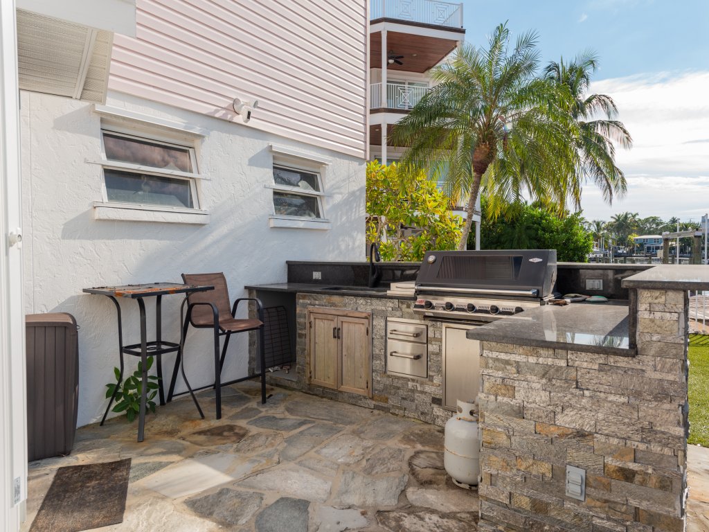 232 South Harbor Drive Up Vacation Rental in Holmes Beach - RedAwning