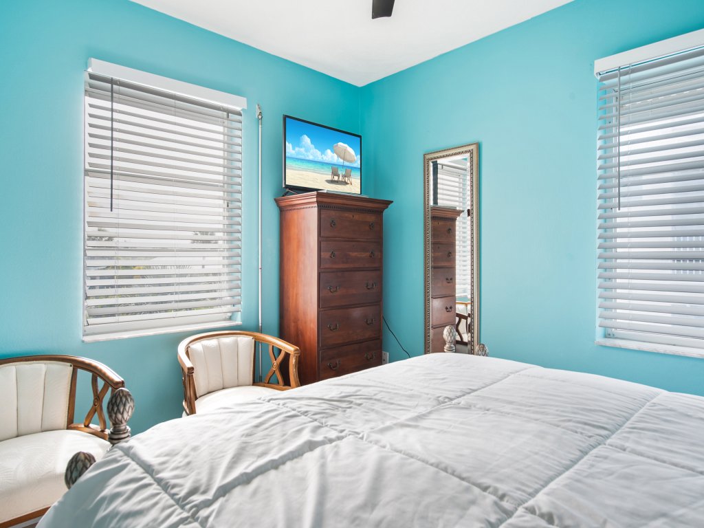 232 South Harbor Drive Up Vacation Rental in Holmes Beach - RedAwning
