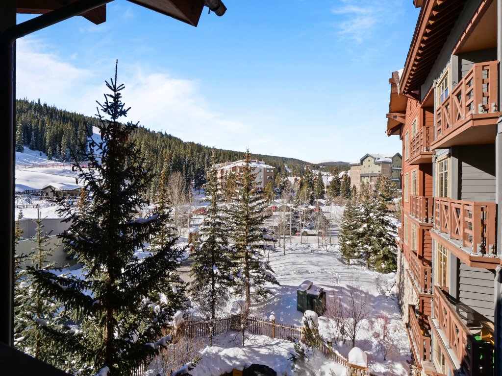Tucker Mountain 1 Bedroom + Den Condo #418 Vacation Rental in Copper Mountain - RedAwning