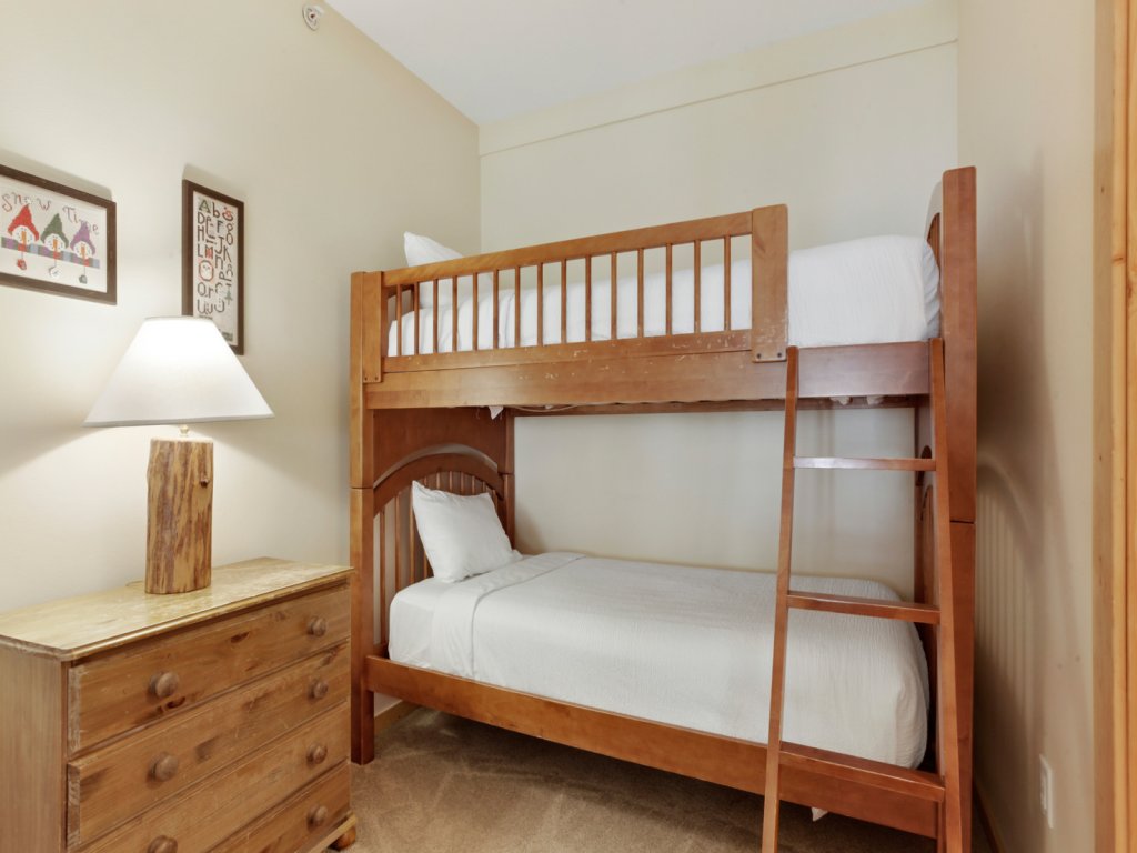 Tucker Mountain 1 Bedroom + Den Condo #402 Vacation Rental in Copper Mountain - RedAwning