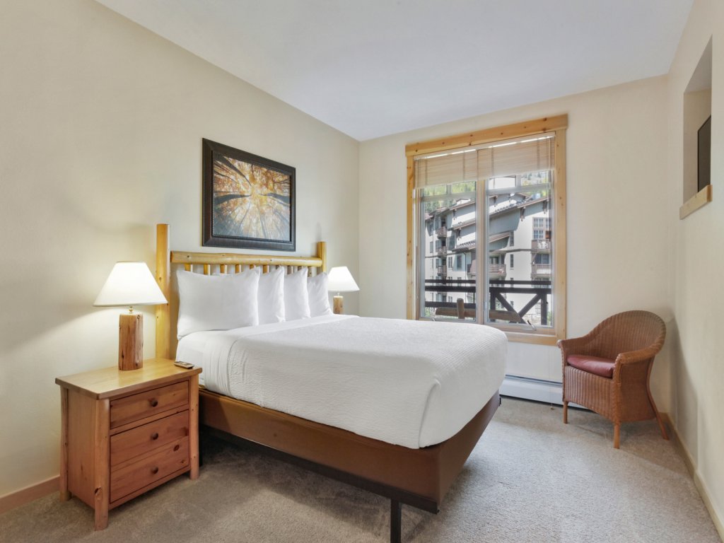 Tucker Mountain 1 Bedroom + Den Condo #402 Vacation Rental in Copper Mountain - RedAwning