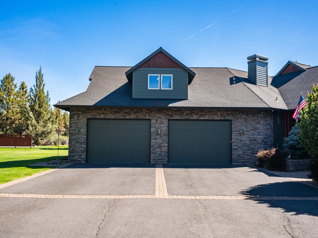 Family-Friendly Dara Oaks Home with Private Hot Tub and BBQ on the Deck Vacation Rental in Bend - RedAwning