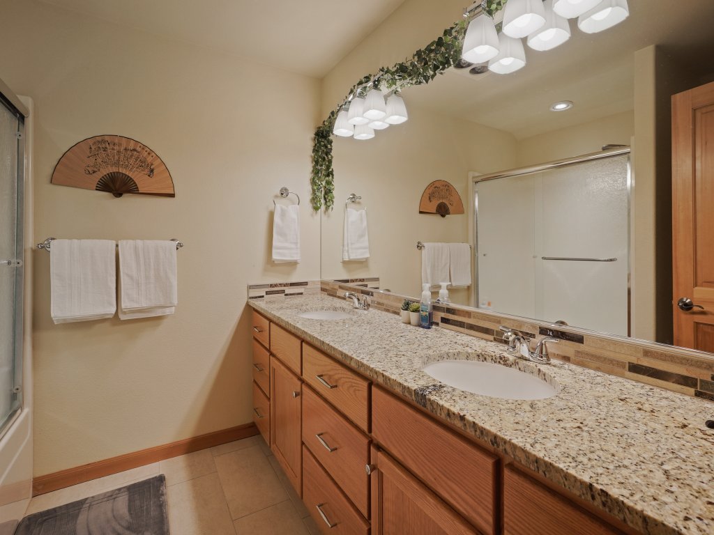 Family-Friendly Dara Oaks Home with Private Hot Tub and BBQ on the Deck Vacation Rental in Bend - RedAwning