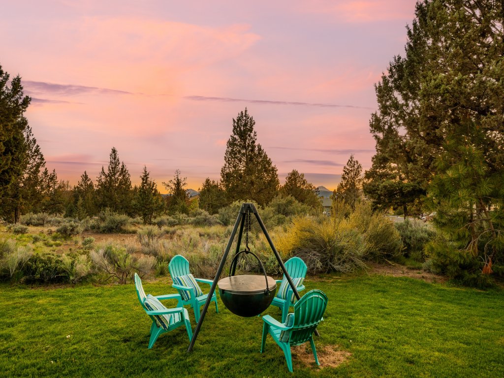 Family-Friendly Dara Oaks Home with Private Hot Tub and BBQ on the Deck Vacation Rental in Bend - RedAwning