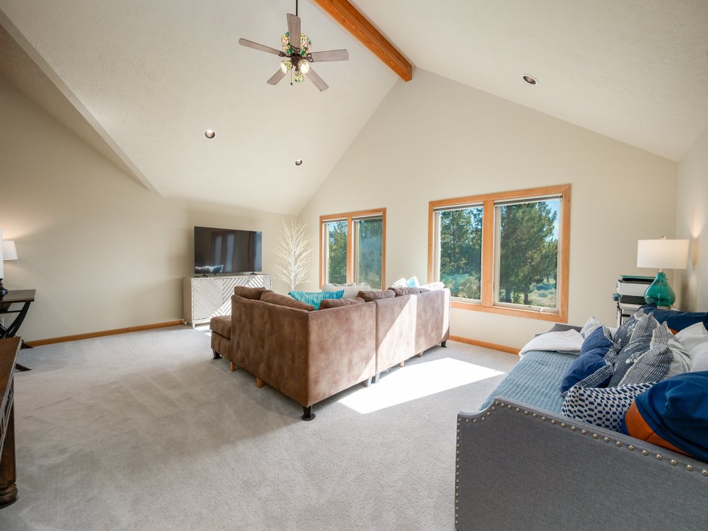 Family-Friendly Dara Oaks Home with Private Hot Tub and BBQ on the Deck Vacation Rental in Bend - RedAwning