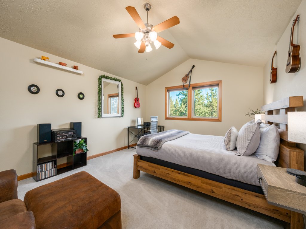 Family-Friendly Dara Oaks Home with Private Hot Tub and BBQ on the Deck Vacation Rental in Bend - RedAwning