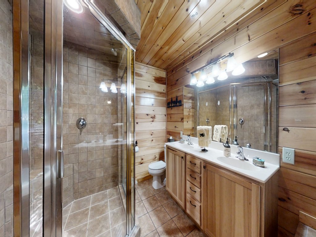 Wuzzy's Flophouse Vacation Rental in Sevierville - RedAwning