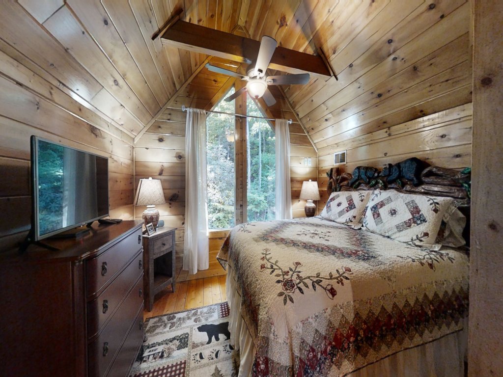 Wuzzy's Flophouse Vacation Rental in Sevierville - RedAwning