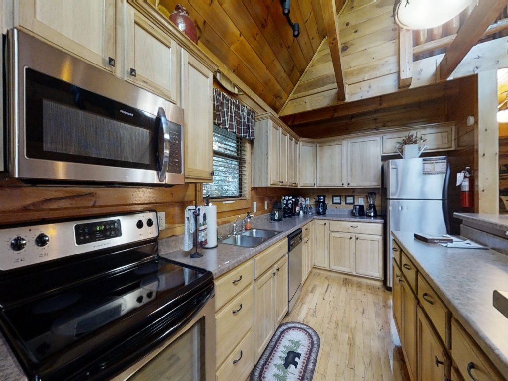 Wuzzy's Flophouse Vacation Rental in Sevierville - RedAwning