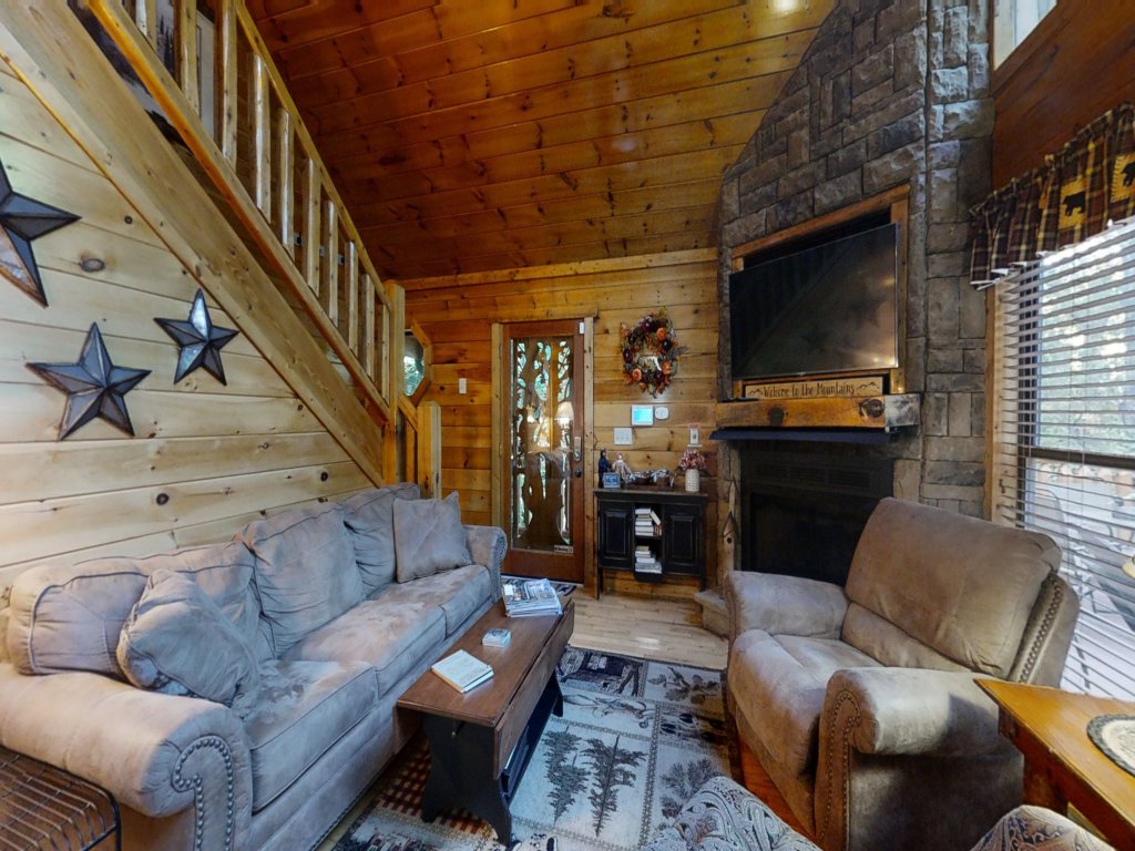 Wuzzy's Flophouse Vacation Rental in Sevierville - RedAwning