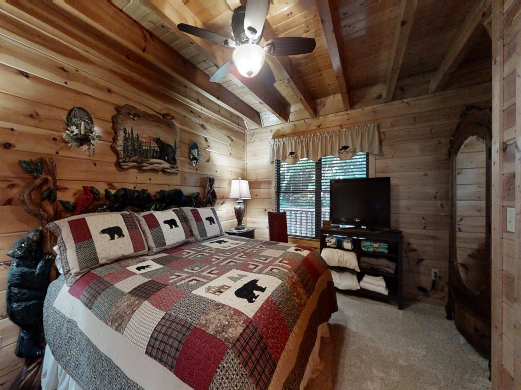 Wuzzy's Flophouse Vacation Rental in Sevierville - RedAwning