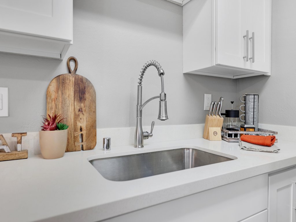 Cute Delightfully Remodeled Spacious Condo Vacation Rental in Washington - RedAwning