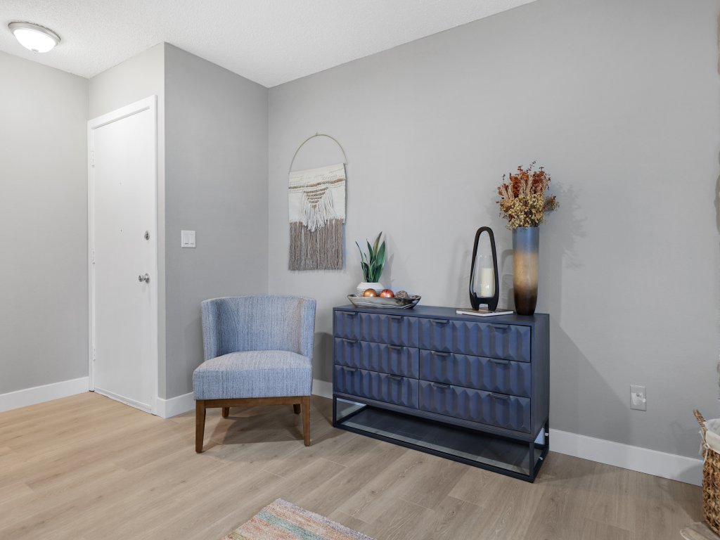 Cute Delightfully Remodeled Spacious Condo Vacation Rental in Washington - RedAwning