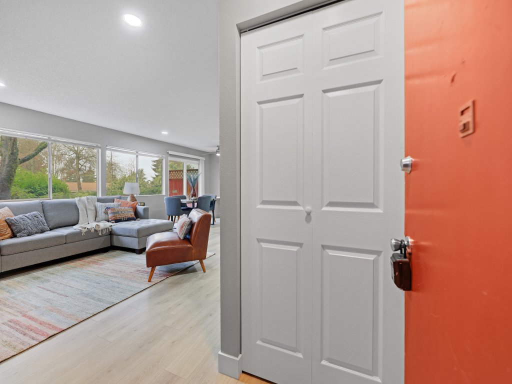 Cute Delightfully Remodeled Spacious Condo Vacation Rental in Washington - RedAwning