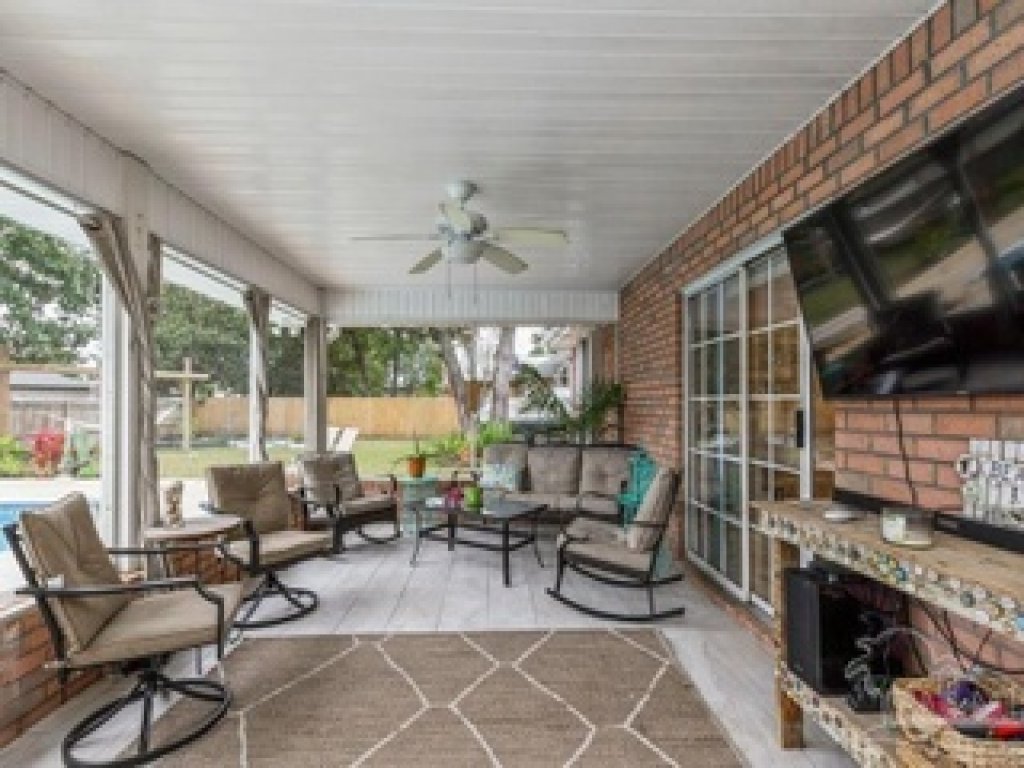 Coastal Retreat Vacation Rental in Navarre - RedAwning