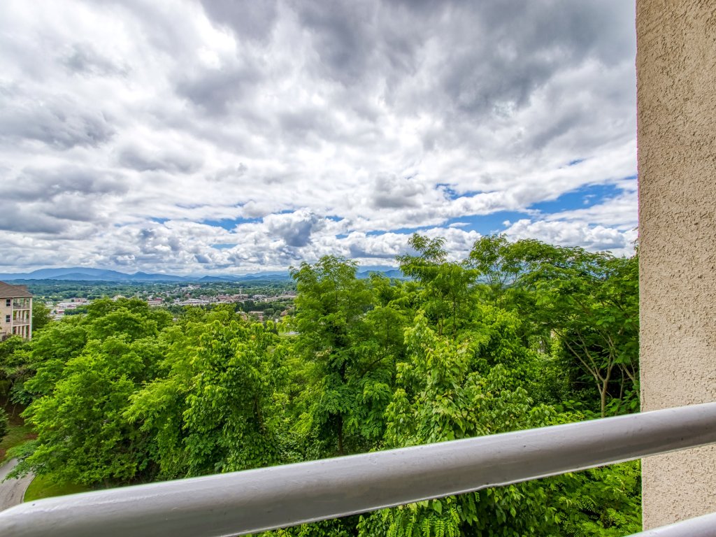 The Great Escape Vacation Rental in Sevierville - RedAwning