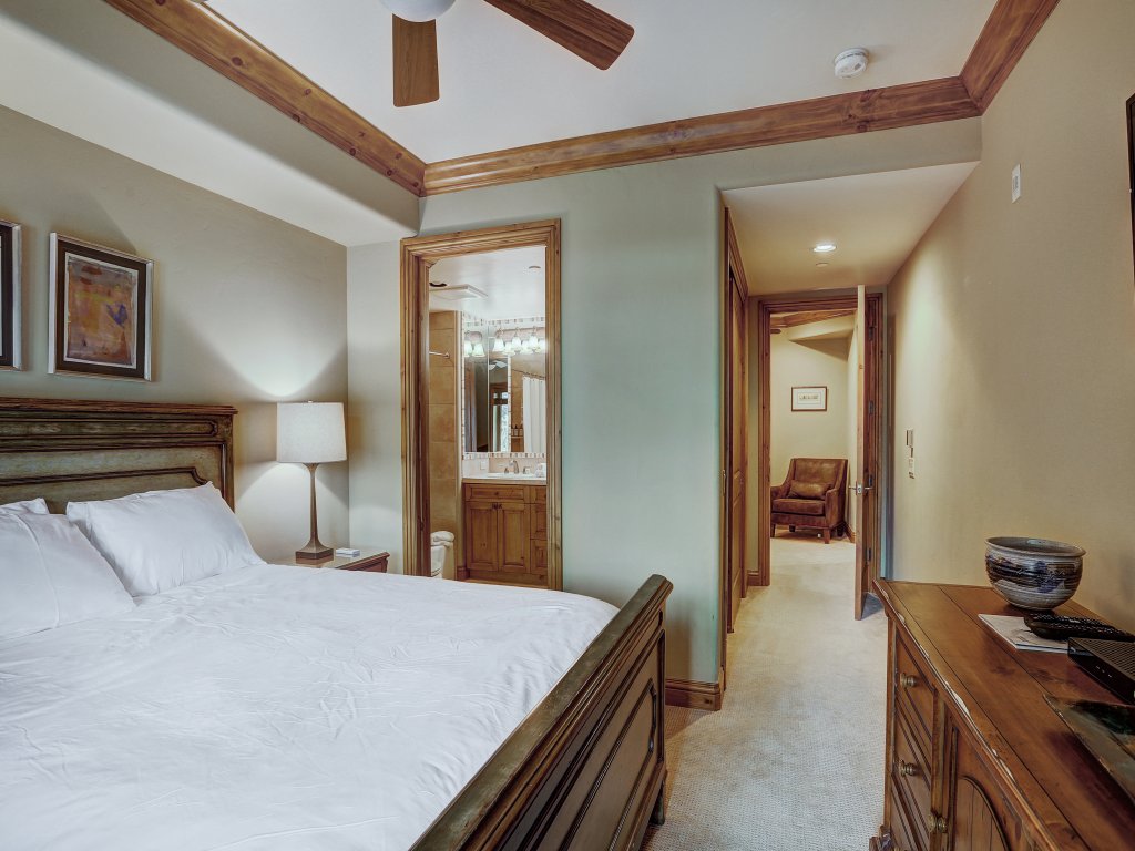 4BR+Den Townhome, Walk to lift, Private hot tub Vacation Rental in Edwards - RedAwning