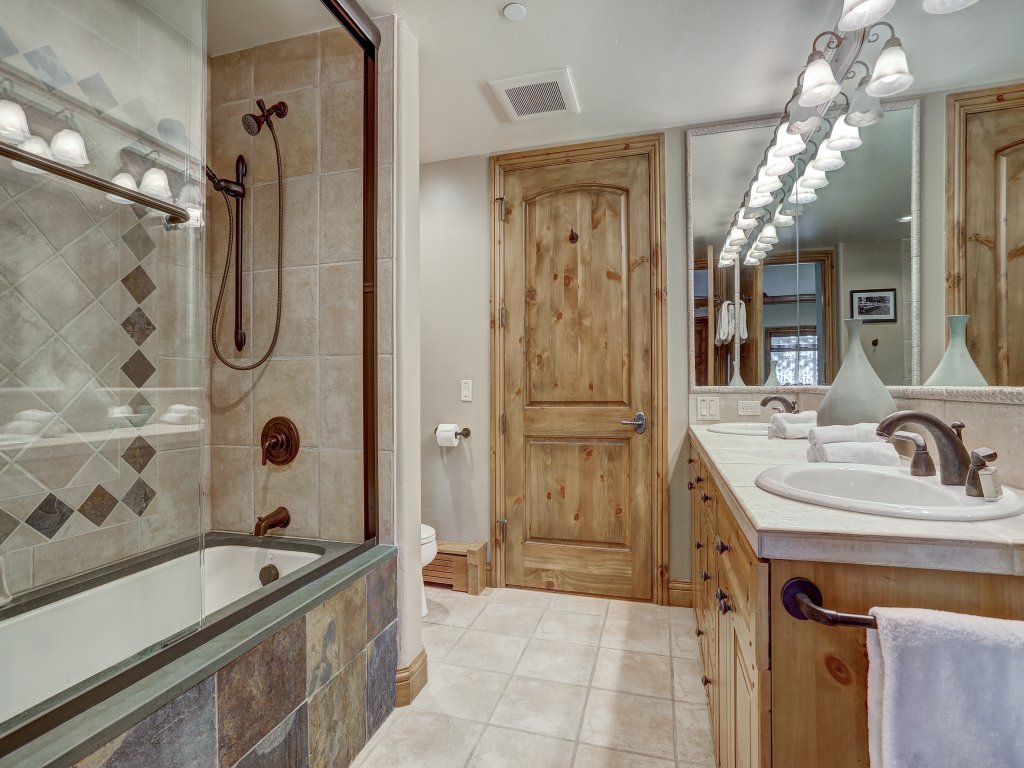 4BR+Den Townhome, Walk to lift, Private hot tub Vacation Rental in Edwards - RedAwning