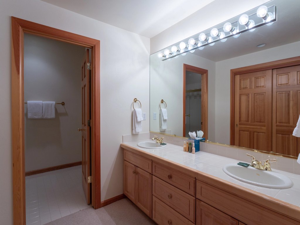 Double Eagle at Deer Valley Resort - Three Bedroom Condo with Hot Tub #17 Vacation Rental in Park City - RedAwning