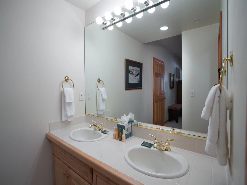 Double Eagle at Deer Valley Resort - Three Bedroom Condo with Hot Tub #17 Vacation Rental in Park City - RedAwning