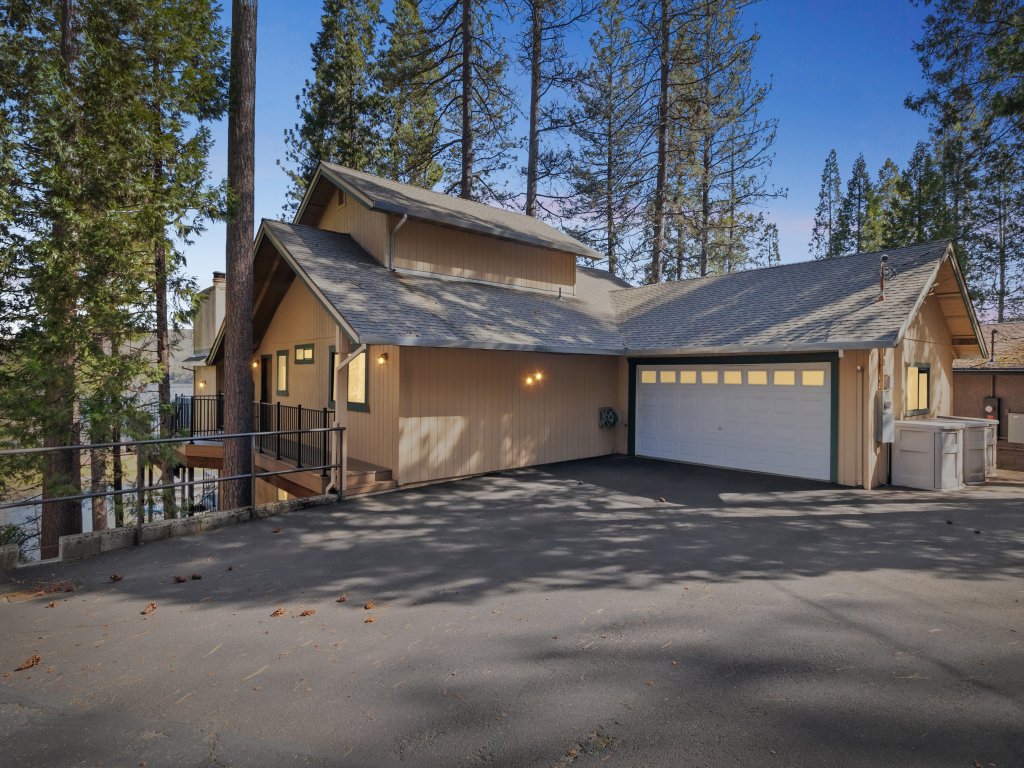 Dos Pinos - Spacious Lakefront Cabin w/ Game Room Vacation Rental in California - RedAwning