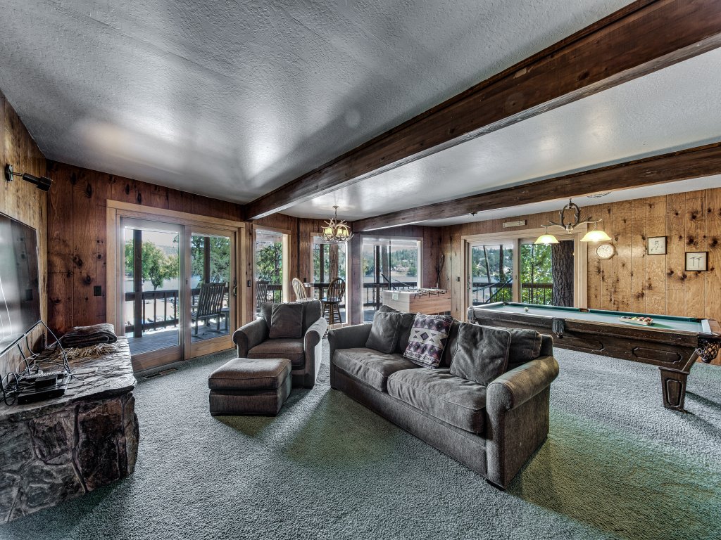 Dos Pinos - Spacious Lakefront Cabin w/ Game Room Vacation Rental in California - RedAwning