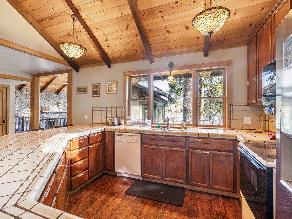 Dos Pinos - Spacious Lakefront Cabin w/ Game Room Vacation Rental in California - RedAwning