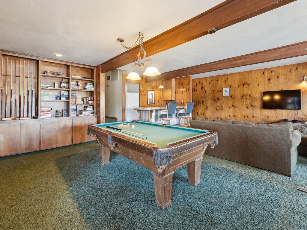 Dos Pinos - Spacious Lakefront Cabin w/ Game Room Vacation Rental in California - RedAwning