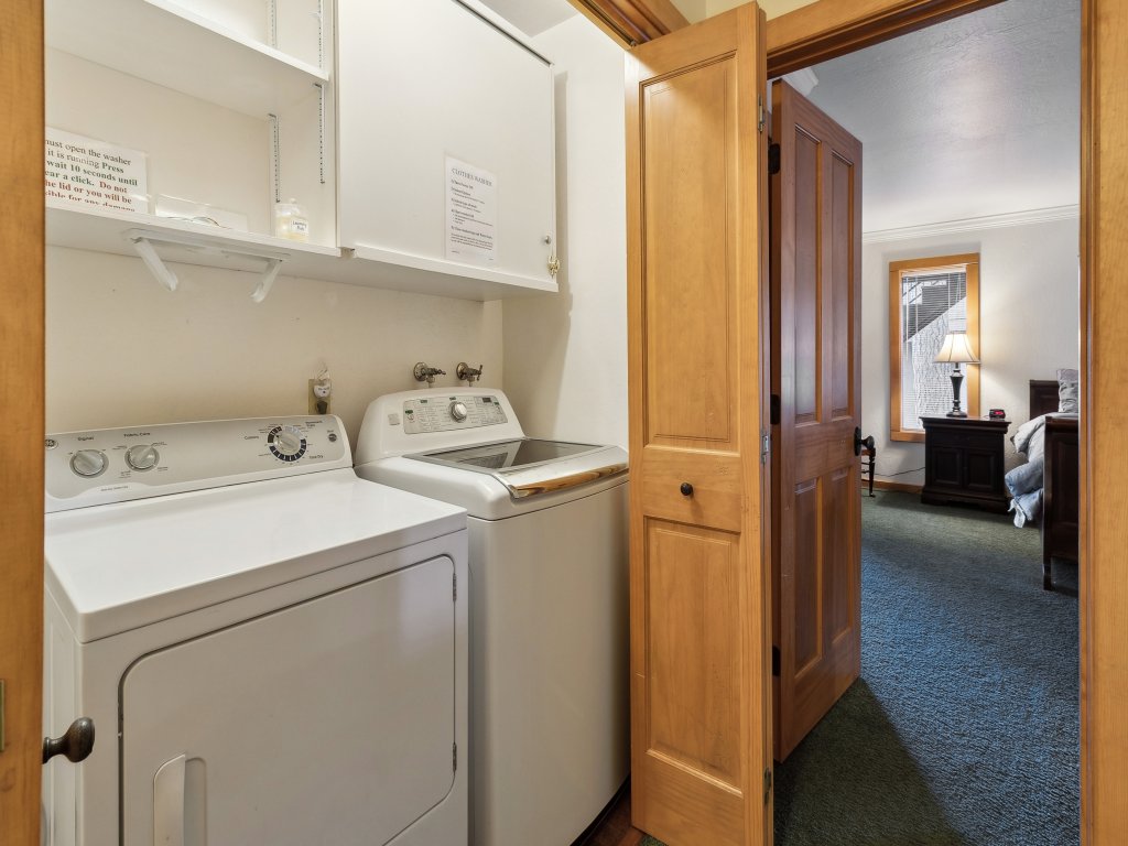 Dos Pinos - Spacious Lakefront Cabin w/ Game Room Vacation Rental in California - RedAwning