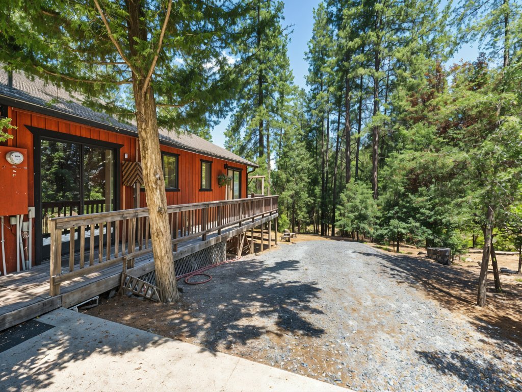 The Hideout - Pet Friendly - The Perfect Spot for a Relaxing Yosemite Vacation Vacation Rental in California - RedAwning