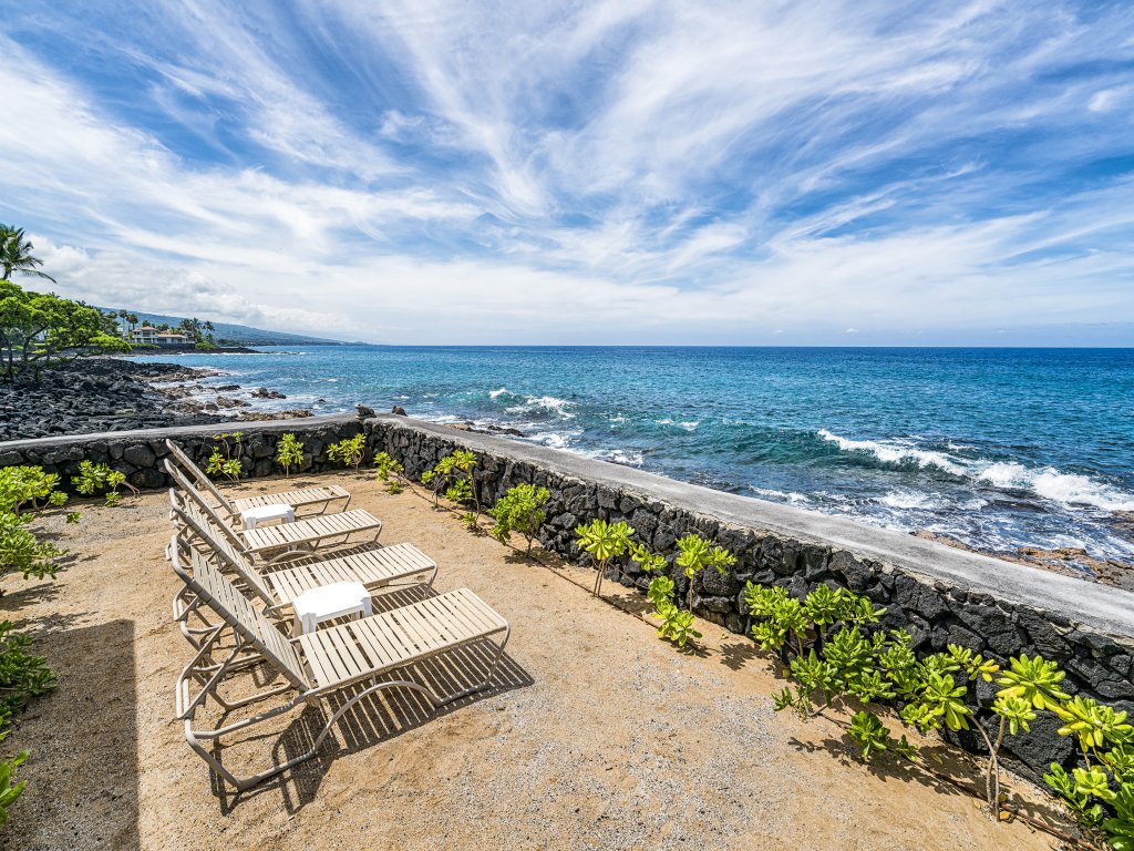 Casa De Emdeko 323 Vacation Rental in Kailua Kona - RedAwning